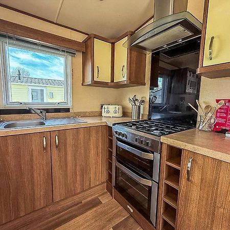 Gorgeous 6 Berth Caravan With Decking And Wi-Fi At Broadland Sands Ref 20377Bs Hopton on Sea Kültér fotó
