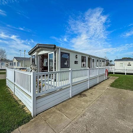 Gorgeous 6 Berth Caravan With Decking And Wi-Fi At Broadland Sands Ref 20377Bs Hopton on Sea Kültér fotó