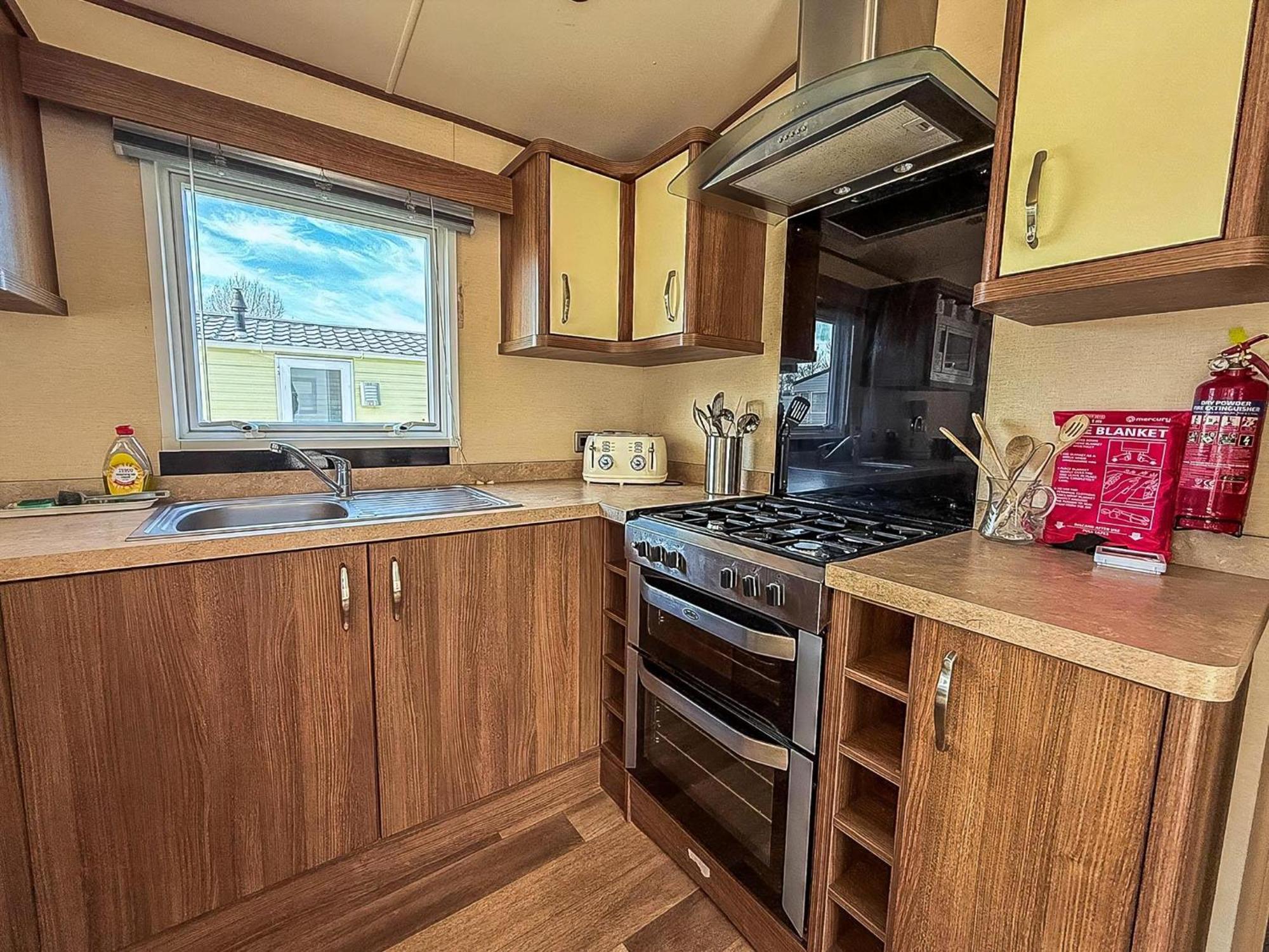 Gorgeous 6 Berth Caravan With Decking And Wi-Fi At Broadland Sands Ref 20377Bs Hopton on Sea Kültér fotó