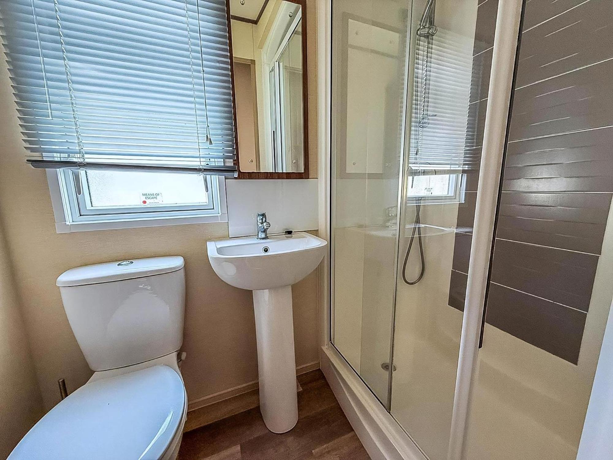Gorgeous 6 Berth Caravan With Decking And Wi-Fi At Broadland Sands Ref 20377Bs Hopton on Sea Kültér fotó