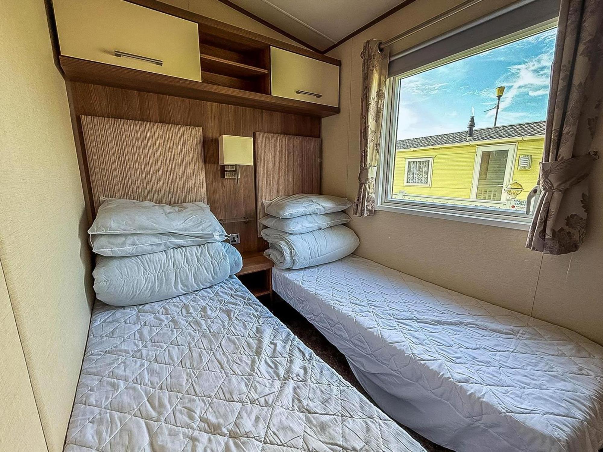 Gorgeous 6 Berth Caravan With Decking And Wi-Fi At Broadland Sands Ref 20377Bs Hopton on Sea Kültér fotó