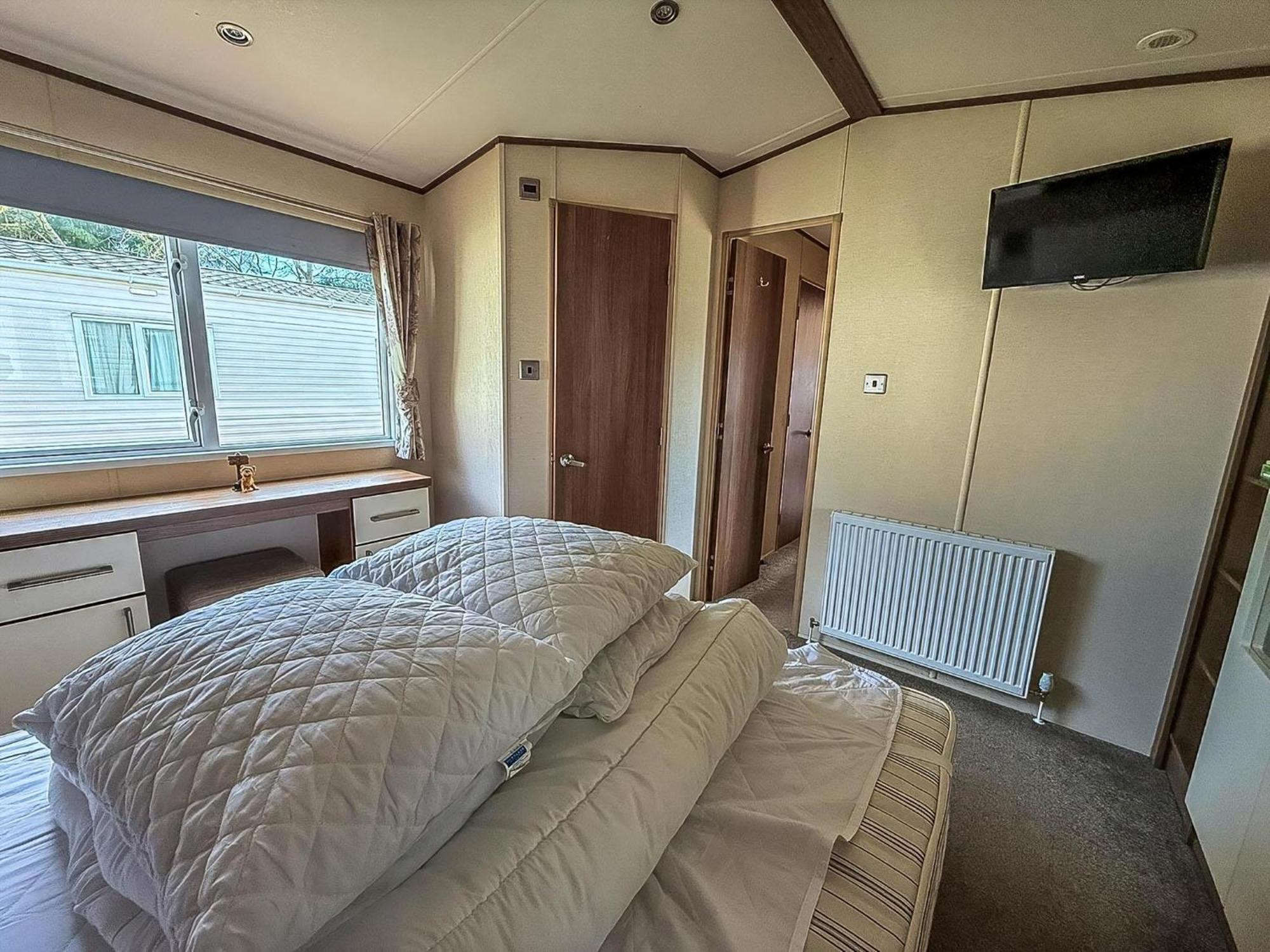 Gorgeous 6 Berth Caravan With Decking And Wi-Fi At Broadland Sands Ref 20377Bs Hopton on Sea Kültér fotó