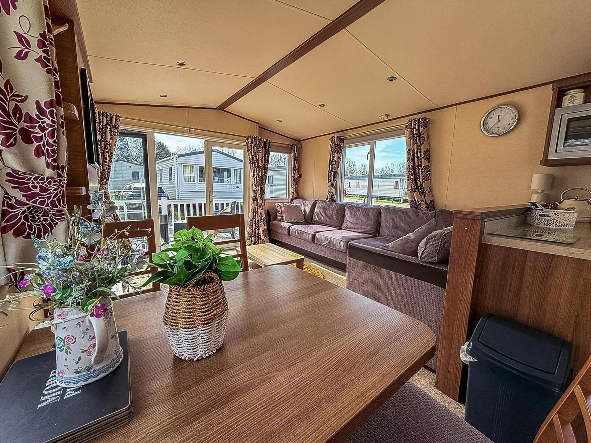 Gorgeous 6 Berth Caravan With Decking And Wi-Fi At Broadland Sands Ref 20377Bs Hopton on Sea Kültér fotó
