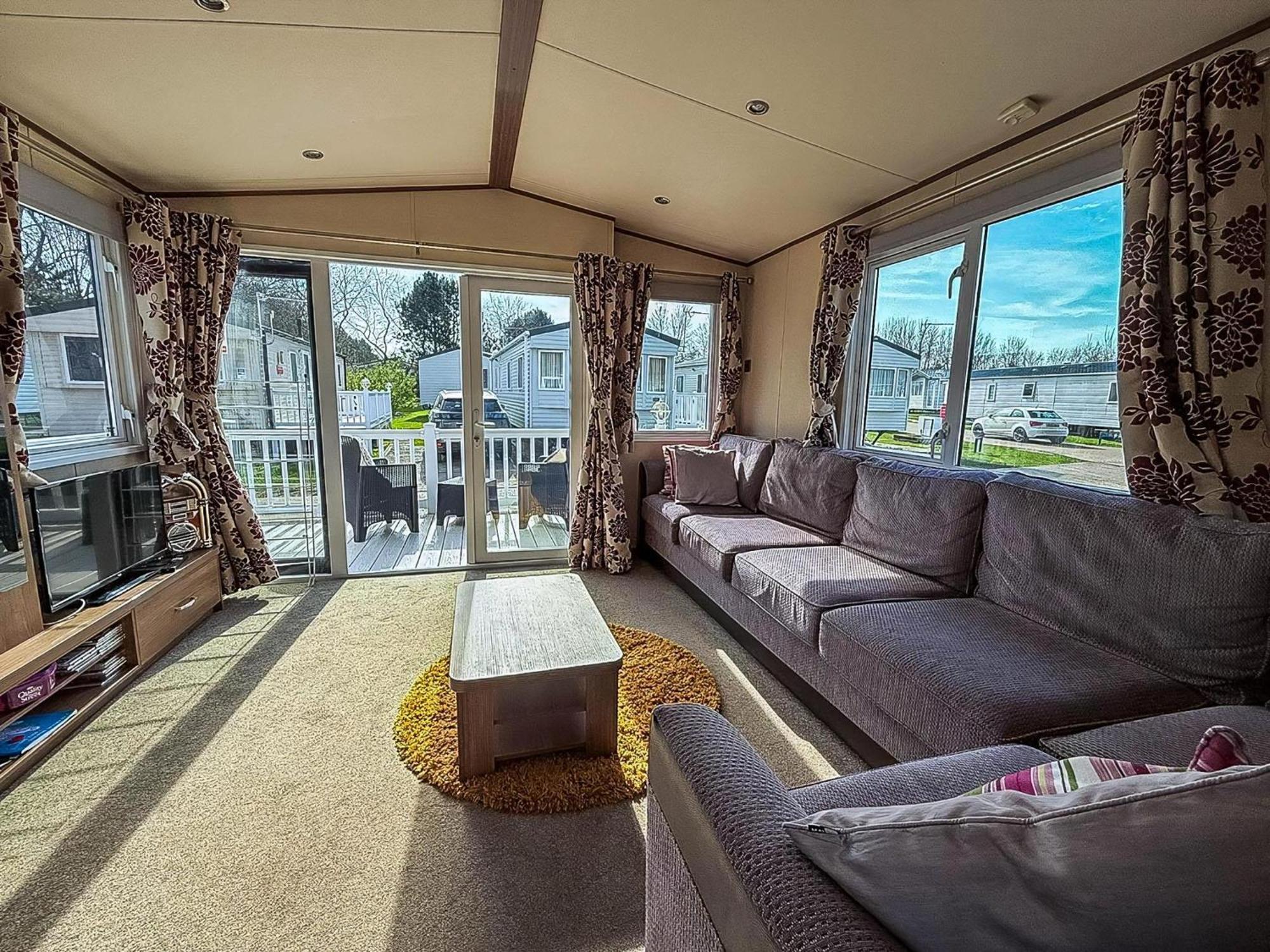 Gorgeous 6 Berth Caravan With Decking And Wi-Fi At Broadland Sands Ref 20377Bs Hopton on Sea Kültér fotó