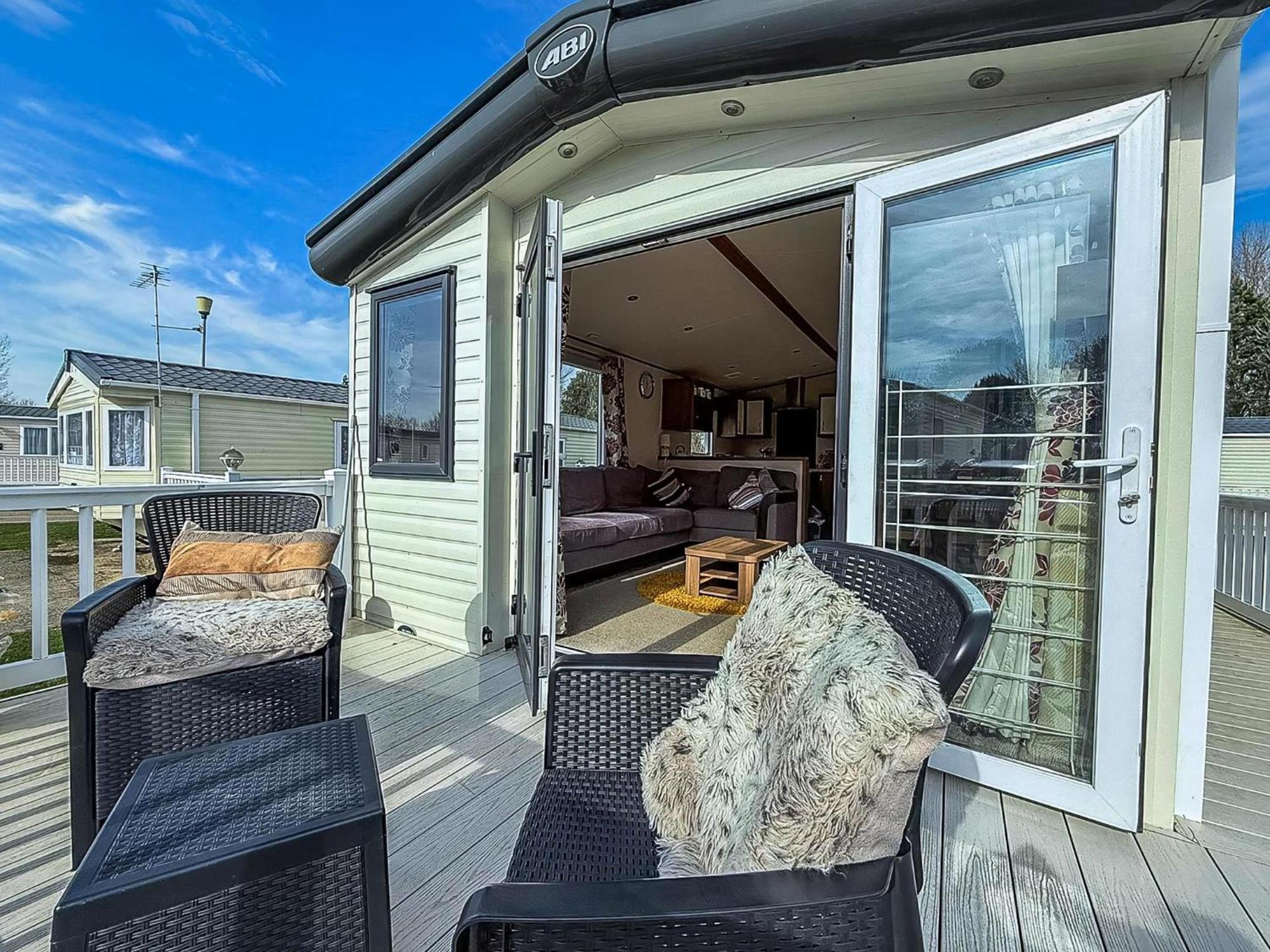 Gorgeous 6 Berth Caravan With Decking And Wi-Fi At Broadland Sands Ref 20377Bs Hopton on Sea Kültér fotó